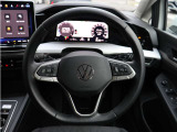 前を向いたまま、必要な情報へアクセスしやすい運転席。ヘッドアップディスプレイなどの装備も備え、ドライブをスマートにサポートします。
