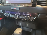 【オートエアコン】設定温度に合わせて自動で風量や風向きを調整し、車内を快適な温度に保ちます。