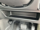 運転席の膝前には、インストロアトレーが付いています。お財布やスマートフォンを入れるのに便利です。