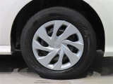 純正のスチールホイール+ホイールキャップ装着車です。