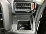 【運転席ドリンクホルダー】使いやすさに配慮したドリンクホルダー