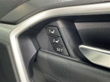 シートメモリー機能装備付きです。シートの位置をそれぞれ記憶しておく事ができるので、ご家族や、複数の方で車を乗られるオーナー様には、便利な機能です。