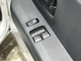 運転席はオート機能付きパワーウインドウです。