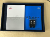 メンテナンスノート【点検整備記録簿・保証書】、取説も揃ってます。スマートキーはバッグなどにしまったままボタン操作でエンジン始動・停止やハイブリッドシステムの起動や停止ができて大変便利です