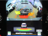 リバース時のバックカメラ映像です。リヤバンパーに付いている障害物センサー作動時状況も同時表示。どの辺がどの程度後方物体に近づいているかを四角い表示と色とブザーで教えてくれます。