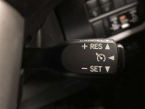 【クルーズコントロール】高速道路などを一定の速度で走行したいとき、スイッチ操作すれば、アクセルペダルを踏まなくても低速走行が可能になります。長時間の運転の疲れ軽減にもつながります。