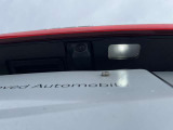 ●バックカメラ『駐車や後方の視界をサポートするための重要な機能です。多くのモデルに標準装備またはオプションとして搭載、リアバンパーに取り付けられたカメラが後方の映像を車内のディスプレイに表示します』