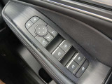 運転席のドア内張にある窓操作スイッチ