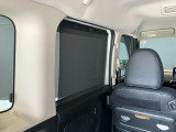 ロール式シェードが出てきます!車内の温度を安定して保てます♪強い日差しもシャツトダウンしてくれます☆