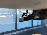フロント側ドライブレコーダー。運転中の映像・音声などを記録して、交通事故やトラブルが起きた時の正確な状況把握に役立つドライブレコーダーが装着されています。