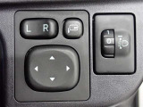 電動格納ミラー装備!スイッチを押して簡単にミラーの位置を適した位置に変更できます