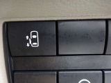 【片側電動スライドドアスイッチ】スマートキーや運転席のスイッチでスライドドアの開閉が可能♪電動なので力を入れてドアを開ける必要が無く小さいお子様でも、重い荷物を持っている時でもラクに開け閉めできます