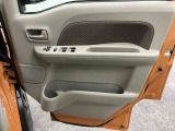 【運転席ドア】ドリンクホルダーと収納ポケットがあります。