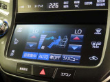 左右独立で温度調整可能なオートエアコンを装備しております。