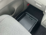 助手席シートの下に、便利な前後スライド式のアンダーボックスを装備。運転用の替え靴や、車内に常備したいこども用品、着がえた服などを収納できます