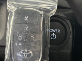 【スマートキー】カバンやポケットに入れたままでもドアの施錠・解錠が可能なスマートキーを装備。エンジンのオン・オフ時もカギを取り出す必要が無いからとっても便利です♪