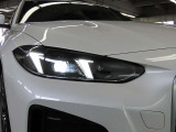 アダプティブLEDヘッドライト車が曲がる方向を照射、また車速に応じて照射範囲や到達距離を自動制御するバリアブルコントロールライト付き LEDは太陽光に近く優れた視認性を発揮、消費電力も低減のため省燃費に貢献