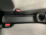 運転席からも助手席からも自由に使えるドリンクホルダー付。【センターロングコンソールトレー】ちょっとした小物を置くのに便利です。