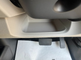 フロントインパネ下部に収納ポケット装備して便利です。