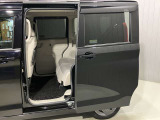 【両側ハンズフリーオートスライドドア】寝ている子供を抱いていても、両手に荷物を持っていても大丈夫★スライドドアの下に足先をスッといれてサッと引くだけでドアの開閉ができる便利な機能搭載!