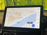 【10.5インチナビ】高級感とインパクトのある大画面ナビを装備。各種オーディオ操作はもちろん、スマホ連携もできる利便性の高いナビです♪
