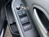 運転席扉内側部分です。【パワーウィンドウ】で窓の開け閉めもラクラクですね!