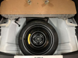 荷室下部にジャッキ・工具類とスペアタイヤを収納しております。