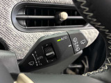 MINIの運転席操作部は、中央に構えるディスプレイが最大の特徴です。航空機を思わせるトグルスイッチなど、直感的で遊び心のあるメカニカルな操作感が、ゴーカートのような走りの高揚感を高めます。