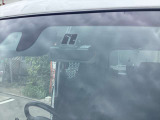 あおり運転対策や予期せぬトラブルへの備えとして心強いドライブレコーダー。走行中の映像をしっかりと記録し、ドライバーと同乗者の安全を見守ります。購入後すぐに安心してドライブを楽しめる人気の装備です。