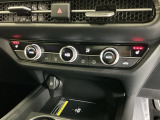 オートエアコンで毎日のドライブを快適に。温度、風量を自動で調整し理想的な車内環境を提供します。