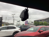 リア側ドライブレコーダー。運転中の映像・音声などを記録して、交通事故やトラブルが起きた時の正確な状況把握に役立つドライブレコーダーが装着されています。