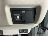 パワースライドドアの開閉はスマートキーのリモコンやドアノブは勿論、運転席側のスイッチ操作でも開閉ができ、安全・簡単です