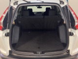 ラゲッジも広く使いやすいトランクは、開口部も広く荷物の積み下ろしもしやすいお車となっております。リアシートの背もたれは6:4の割合で分割して可倒できるので、長いお荷物などを載せることもできます。