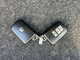 【スマートエントリーシステム】キーをポケットやバッグから取り出さなくてもドアの開閉やエンジンスタートができるすぐれものです。車の乗り降りも「スマート」に決めましょう♪