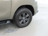 装着タイヤサイズは、265/65R17です。純正アルミホイールを装着しております。