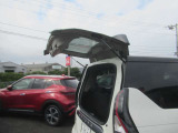 セレナ自慢の、ガラスハッチ。奥行きの狭い駐車場でも、荷物の出し入れが可能です!