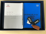 メンテナンスノート【点検整備記録簿・保証書】、取説も揃ってます。スマートキーはバッグなどにしまったままボタン操作でエンジン始動・停止やハイブリッドシステムの起動や停止ができて大変便利です