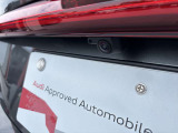 ●リアビューカメラ『入車経路を算出し、ガイドラインと補助線をディスプレイに表示します。同時にバンパーに内蔵のセンサーが障害物を感知し音で注意を促します。後方の死角も安心していただけます。』