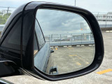 【ブラインドスポットアシスト】車線変更時に目視できない車を検知すると、検知した側のミラーに警告ライトが点灯。更にステアリングを制御し、アシストします。