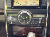 【左右独立型フルオートエアコン】運転席と助手席でそれぞれお好みの温度に設定可能。同乗者にも配慮した、快適な空調をお届け致します。