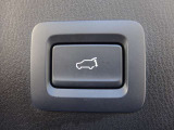 スイッチひとつでリアゲートの開閉が可能なパワーリフトゲートを装備!荷物で手が塞がっている時や小柄な方でも力を使わずスムーズに開閉できます。日常のお買い物から旅行まで利便性を高める快適な装備です。