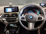 【ハンドル】ドライバーとBMW車の一体感がダイレクトに伝わるステアリングホイール。形状・太さへの拘りに加えて、操作性を高める為にスイッチ類も配置。クイックかつ安定のドライビングを体感下さい!