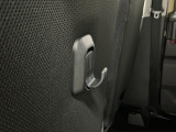 【フック】フックの用途は様々。手荷物のバッグや買い物袋、ビニール袋をぶら下げてゴミ箱にしても良いですね♪