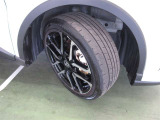 225/45R19タイヤ&19&times;7?J専用アルミホイール(切削光輝+ブラック塗装/センターオーナメント付)