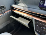 スリムタイプのティッシュボックスがスッポリ入るインストスライドボックスが付いています!コンパクトな軽自動車でもスッキリ整頓してドライブを楽しんでいただけますね!