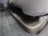 ◆リアシートアンダートレー◆濡れた傘や置靴などをすっきりとしまえる大型のトレー。取り外して、手軽にお手入れもできます。