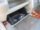メインの収納はこちら♪ちょっとした書類や小物などを入れておける収納スペースは非常に助かります。携帯の充電器やサングラス、お車のメンテナンスグッズなど意外に入れるものって沢山ありますよね!