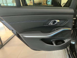 BMWはドアが分厚いです。衝突によりドアがつぶれてしまった場合にも外からいち早くドアを開けれるよう考えられています。数十秒の救出の遅れが命につながりかねない場合、こういった配慮が重要なポイントです。