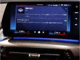 【ⅰドライブナビゲーション】文字情報も鮮明に表示する高解像度カラーディスプレイを採用。視認性に優れた地図デザインと特徴的な建造物を目印にした描写表示で現在位置を把握できます。地図データの更新も可能です