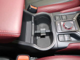 並列型のドリンクホルダーです!ペットボトルはもちろん、細い缶コーヒーやカップのコーヒーなどを置いても意外と安定感があります。
